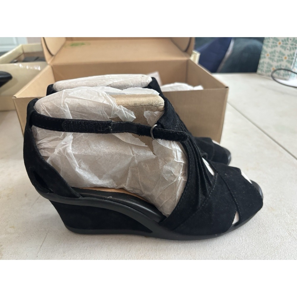 Earth Curvet Black Suede Wedge Sandals Size 8 NIB‎